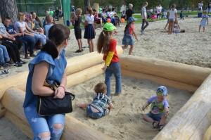 18 Дети играют в новом парке