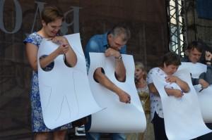 20 Серебряные молодожены рисуют друг друга