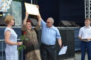 Почетную грамоту от Заксобрания Свердловской области получает Г. В. Удилова