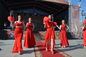 24 Парад в красных платьях