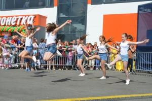 Выступление танцевальной группы