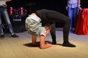 Карина Пермякова демонстрирует свою гибкость