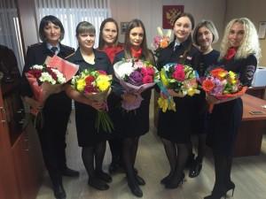 Цветы сотрудницам ГИБДД