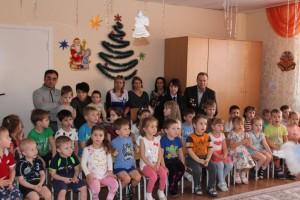 Полицейские общаются с детьми