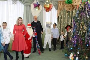 Полицейские общаются с детьми