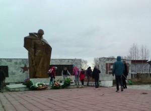 Школа №1 - акция 10000 добрых дел в один днь уборка Памятника павшим войнам