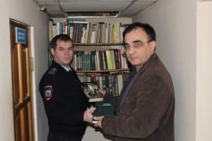 Начальник ИВС Станислав Денисов и член общественного совета при полиции Олег Пинаев