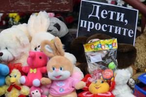 KEMEROVO, RUSSIA - MARCH 26, 2018: Stuffed toys and a note reading "Children, Forgive [Us]" outside the Zimnyaya Vishnya shopping centre in Prospekt Lenina Street where people were killed in a fire on March 25, 2018. Kirill Kukhmar/TASS Ðîññèÿ. Êåìåðîâî. 26 ìàðòà 2018. Èãðóøêè ó òîðãîâî-ðàçâëåêàòåëüíîãî öåíòðà "Çèìíÿÿ âèøíÿ" íà ïðîñïåêòå Ëåíèíà, ãäå íàêàíóíå â ðåçóëüòàòå ïîæàðà ïîãèáëè ëþäè. Êèðèëë Êóõìàðü/ÒÀÑÑ