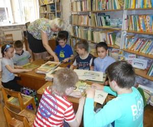 Волонтеры ремонтируют книги в библиотеке