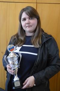 Зоотехник КФХ Бондарева Ольга Федоровна Калашник с призовым кубком