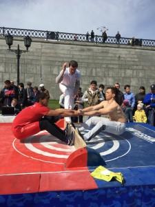 Элмурод Тошболтаев слева