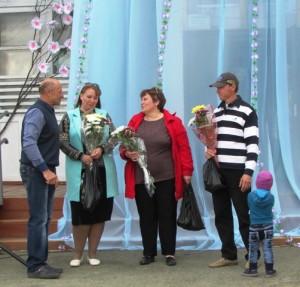 Бондарев А.Ю. вручает букеты цветов родителям ребят служащих в Российской Армии.