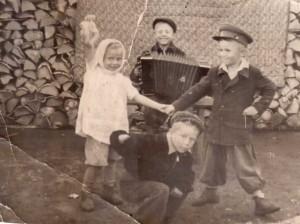 Василий на гармони с племянниками