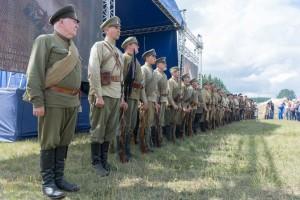 солдаты в строю. Фестиваль "Покровский рубеж"