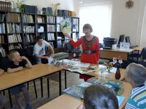 Тамара Ивановна Косилова с детьми в библиотеке