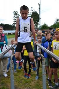 9-летний рекордсмен в отжиманиях от брусьев Роман Демин