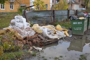 Двор двухэтажек возле школы искусств