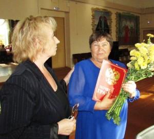 Вручение грамоты Анохиной В.М.