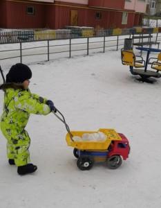 ребенок с машинкой