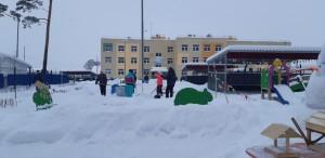 Родители убирают снег