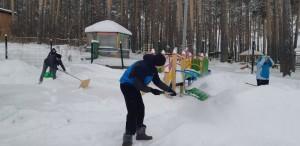 Родители убирают снег