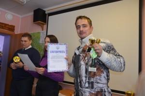 Вручают благодарственное письмо директору парка "Бажовские места" А. С. Кувшинскому