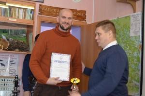 Вручают благодарственное письмо К. Н. Репину