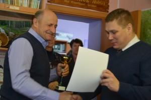 Вручают благодарственное письмо А. Ю. Бондареву