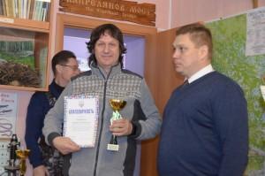 Вручают благодарственное письмо И. Г. Панфилову