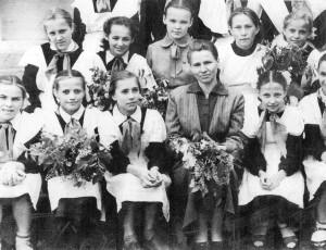 М. В. Иванова с учениками 7 класса школы им. Бажова