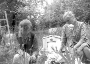 Маргарита Иванова с дочерью Светланой на могиле Василия Никитича