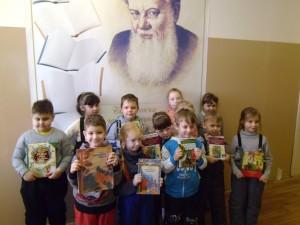 Дети с книгами Бажова