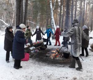 У костра, поход пенсионеров