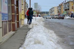 Снежные гребни на остановке