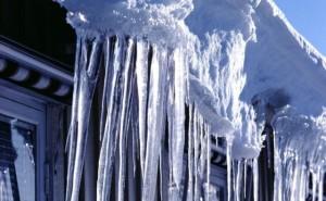 лед, снег на голову, сосульки на крыше