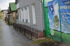 Колышки возле БТИ