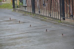 Колышки возле БТИ