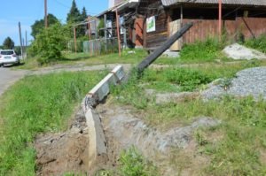 Упал столб, повисли провода