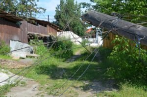 Упал столб, повисли провода