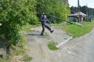 Упал столб, повисли провода