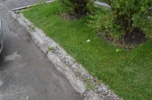 Разрушаются поребрики