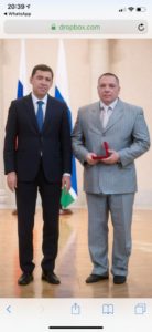 Губернатор награждает Ушанова