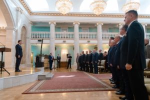 Губернатор награждает Ушанова