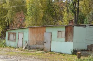 Подсобное помещение рабочих на кладбище