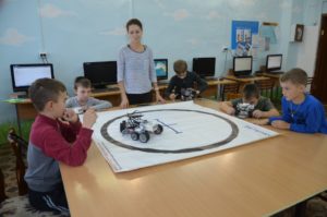 А. А. Коробицына преподает направление «Мир робототехники»