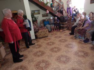 "Рябинушка" выступает в пансионате