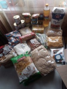 Волонтеры развозят продукты