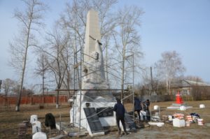 Обновляют памятники