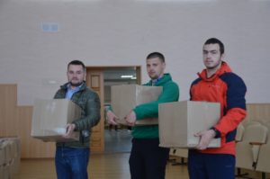 Волонтеры грузят продукты в машины