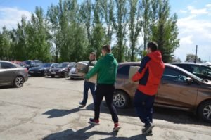 Волонтеры грузят продукты в машины